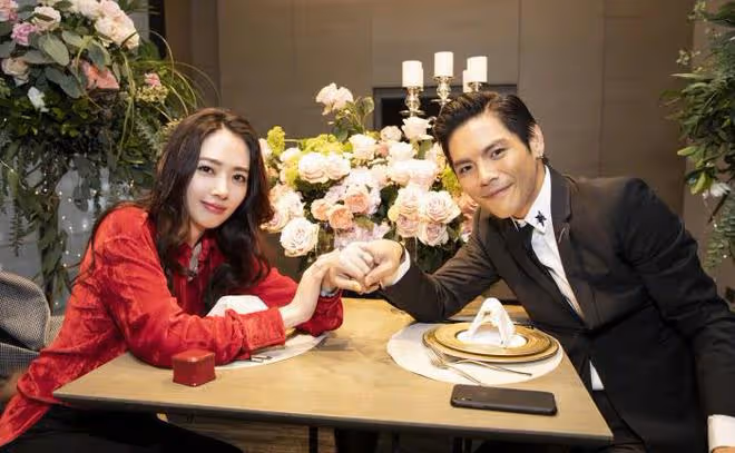 向佐曬全家福,連發17顆愛心示愛妻子,郭碧婷彎腰藏肚被疑懷三胎