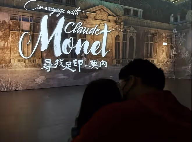 霍啟剛帶小女兒看展,頭挨著頭父女情深,郭晶晶身穿皮衣氣質超贊