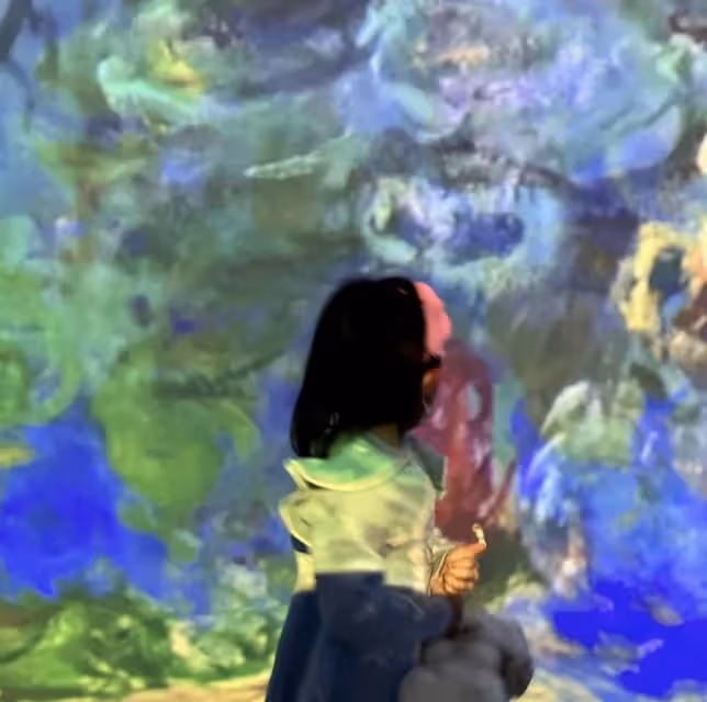 霍啟剛帶小女兒看展,頭挨著頭父女情深,郭晶晶身穿皮衣氣質超贊