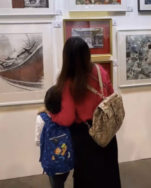 霍啟剛帶小女兒看展,頭挨著頭父女情深,郭晶晶身穿皮衣氣質超贊