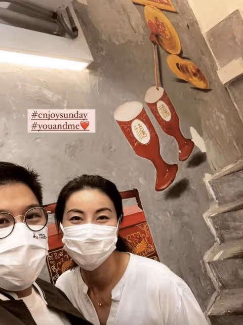 霍啟剛帶小女兒看展,頭挨著頭父女情深,郭晶晶身穿皮衣氣質超贊