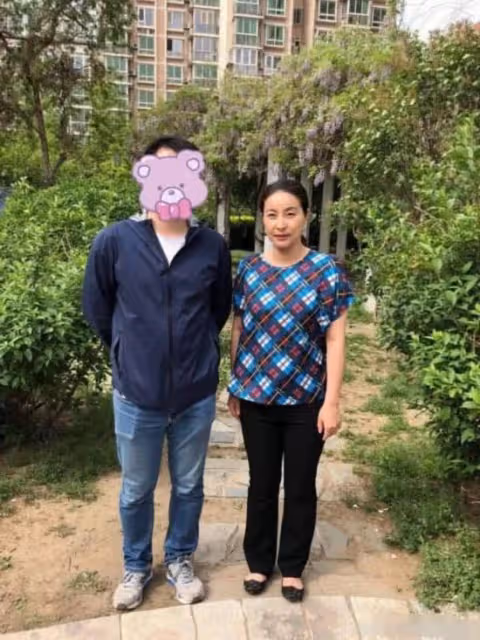 霍啟剛帶小女兒看展,頭挨著頭父女情深,郭晶晶身穿皮衣氣質超贊
