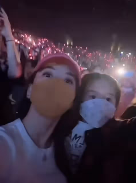天王嫂方媛帶長女看Lisa演唱會，郭詠希揮舞螢光棒，長得眉清目秀