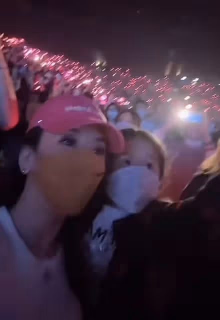 天王嫂方媛帶長女看Lisa演唱會，郭詠希揮舞螢光棒，長得眉清目秀