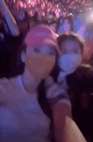 天王嫂方媛帶長女看Lisa演唱會，郭詠希揮舞螢光棒，長得眉清目秀