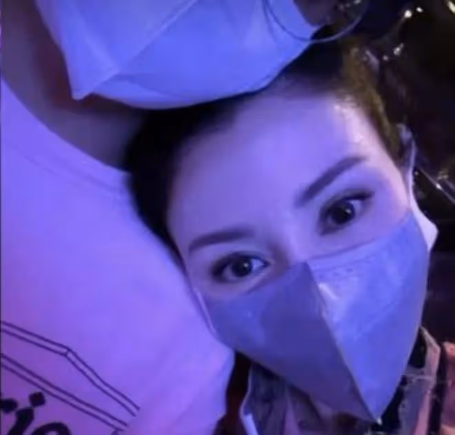 天王嫂方媛帶長女看Lisa演唱會，郭詠希揮舞螢光棒，長得眉清目秀