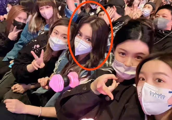 天王嫂方媛帶長女看Lisa演唱會，郭詠希揮舞螢光棒，長得眉清目秀