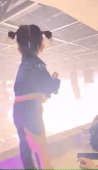 天王嫂方媛帶長女看Lisa演唱會，郭詠希揮舞螢光棒，長得眉清目秀