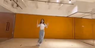 天王嫂方媛帶長女看Lisa演唱會，郭詠希揮舞螢光棒，長得眉清目秀