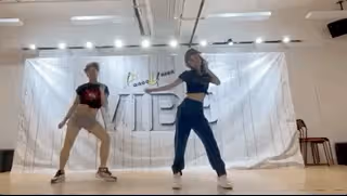 天王嫂方媛帶長女看Lisa演唱會，郭詠希揮舞螢光棒，長得眉清目秀