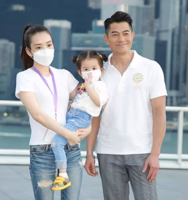 天王嫂方媛帶長女看Lisa演唱會，郭詠希揮舞螢光棒，長得眉清目秀