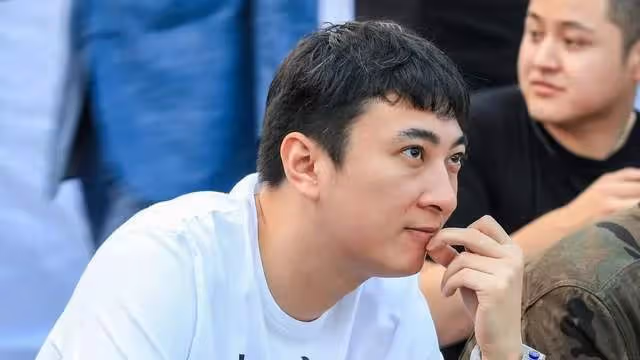 王思聰陷打人風波，王健林事業再發力，王思聰還要父親兜底多久