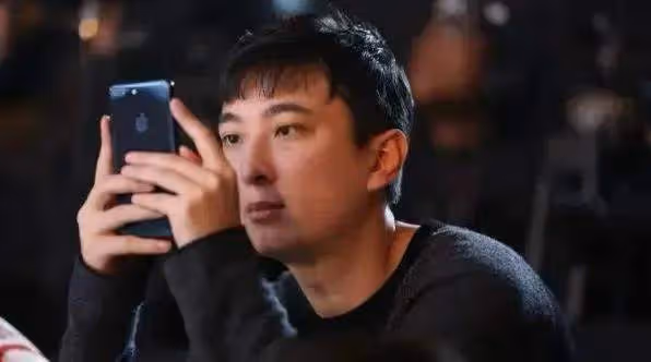 王思聰陷打人風波，王健林事業再發力，王思聰還要父親兜底多久