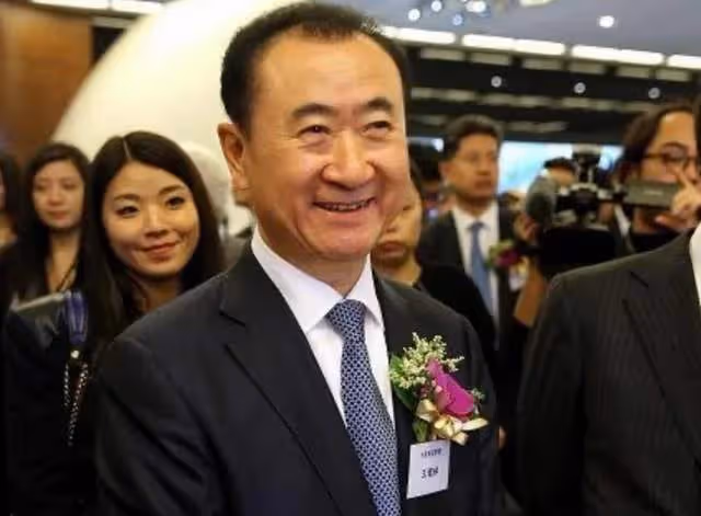 王思聰陷打人風波，王健林事業再發力，王思聰還要父親兜底多久