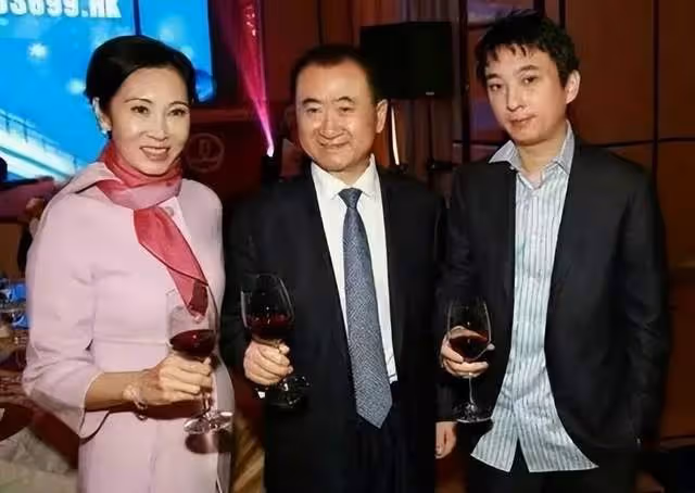 王思聰陷打人風波，王健林事業再發力，王思聰還要父親兜底多久