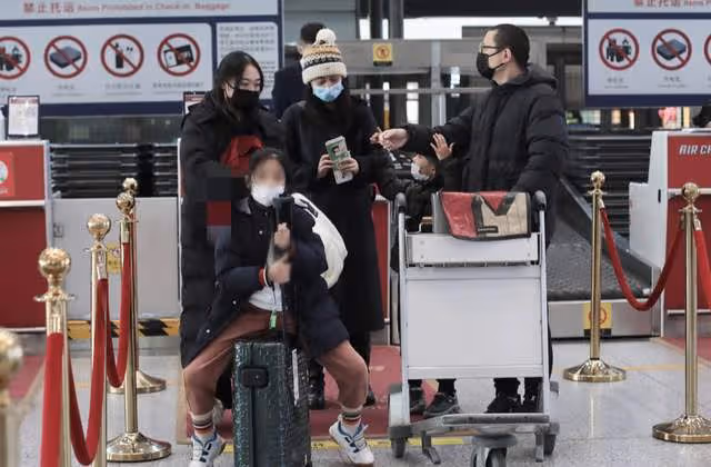 梅婷一家四口罕同框，兒女繼承好基因長腿搶鏡，二婚老公貼心陪伴
