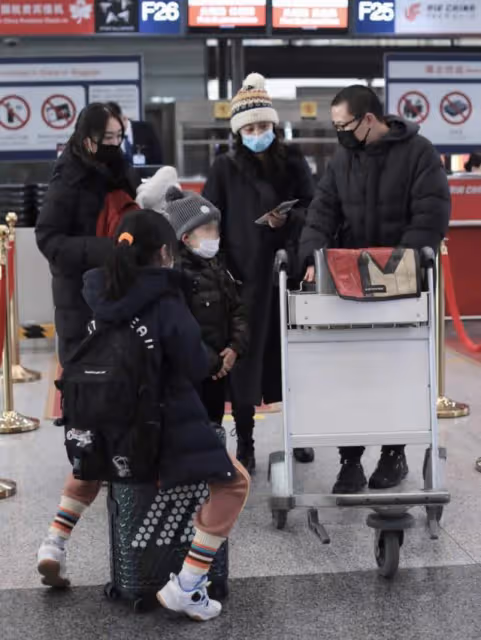 梅婷一家四口罕同框，兒女繼承好基因長腿搶鏡，二婚老公貼心陪伴