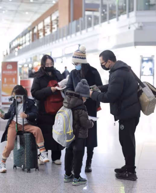 梅婷一家四口罕同框，兒女繼承好基因長腿搶鏡，二婚老公貼心陪伴