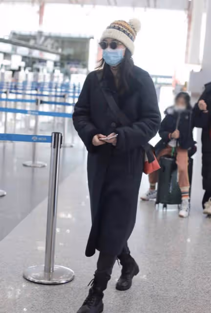 梅婷一家四口罕同框，兒女繼承好基因長腿搶鏡，二婚老公貼心陪伴