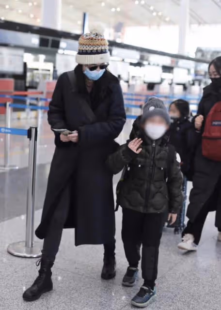 梅婷一家四口罕同框，兒女繼承好基因長腿搶鏡，二婚老公貼心陪伴