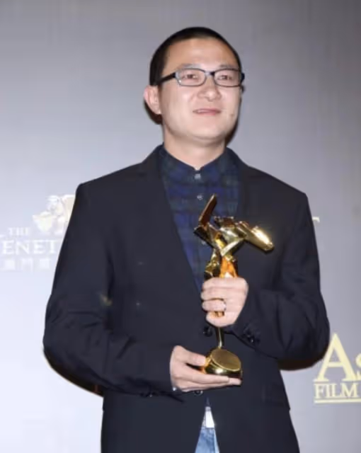 梅婷一家四口罕同框，兒女繼承好基因長腿搶鏡，二婚老公貼心陪伴