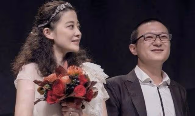 梅婷一家四口罕同框,兒女繼承好基因長腿搶鏡,二婚老公貼心陪伴