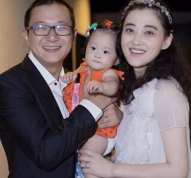 梅婷一家四口罕同框,兒女繼承好基因長腿搶鏡,二婚老公貼心陪伴