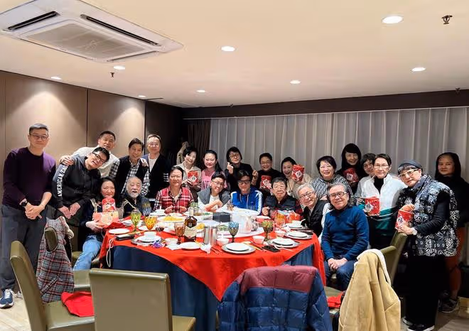 胡楓91歲大壽眾星雲集！身材挺拔精神好，唐鶴德依偎女友人顯親密