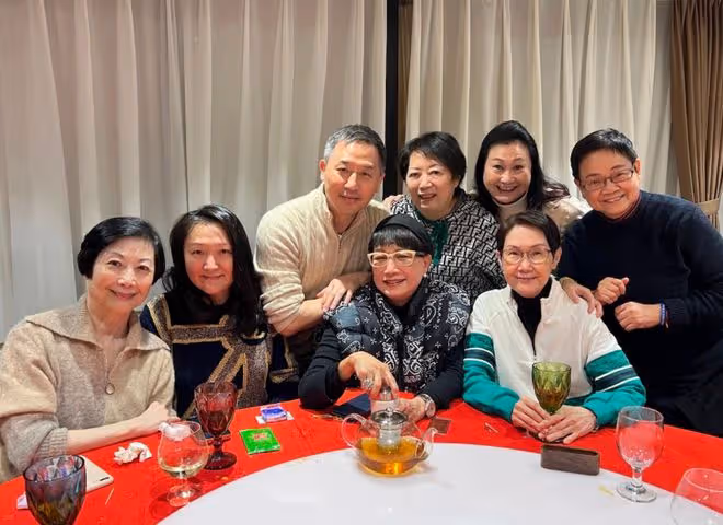 胡楓91歲大壽眾星雲集！身材挺拔精神好，唐鶴德依偎女友人顯親密