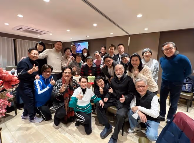 胡楓91歲大壽眾星雲集！身材挺拔精神好，唐鶴德依偎女友人顯親密