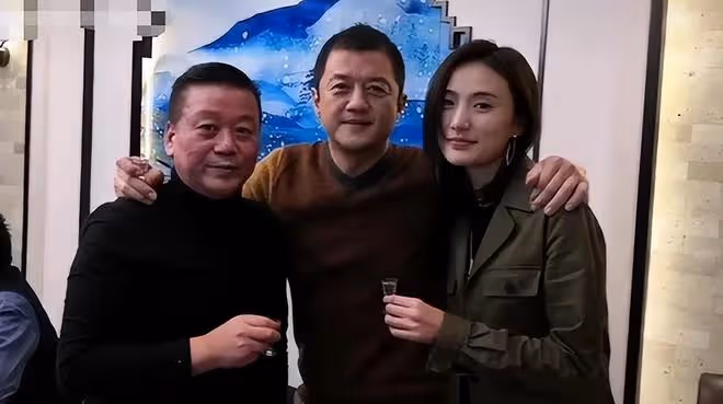 李亞鵬接岳父岳母到北京過年，岳父看上去比女婿還要年輕不少