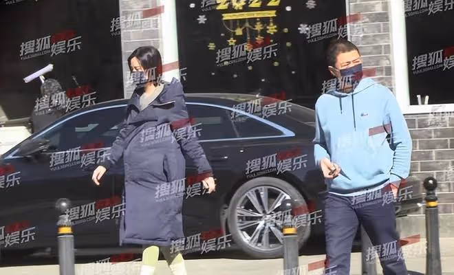 李亞鵬接岳父岳母到北京過年，岳父看上去比女婿還要年輕不少