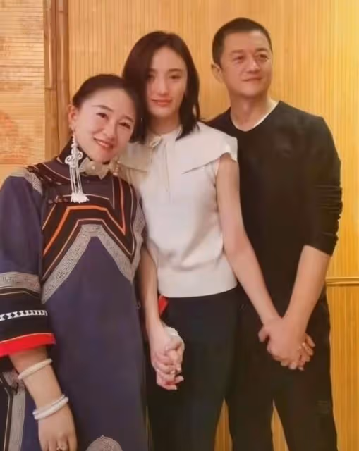 李亞鵬接岳父岳母到北京過年，岳父看上去比女婿還要年輕不少