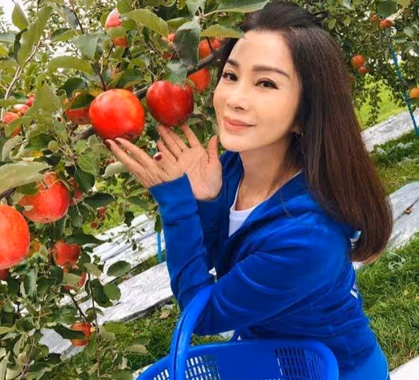 66歲陳美鳳宅在家打掃「曬狂野臥室照」單身豪宅內部曝光「客廳好有質感」網友狂羨慕:真氣派!