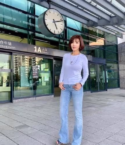 66歲陳美鳳宅在家打掃「曬狂野臥室照」單身豪宅內部曝光「客廳好有質感」網友狂羨慕:真氣派!