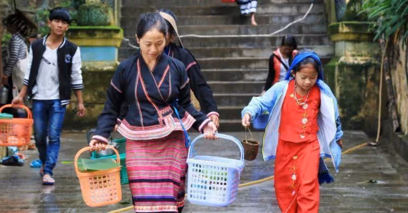 兒媳夜市賣燒烤，婆婆讓小姑子送飯，兒媳：婆婆，吃不起，不用送