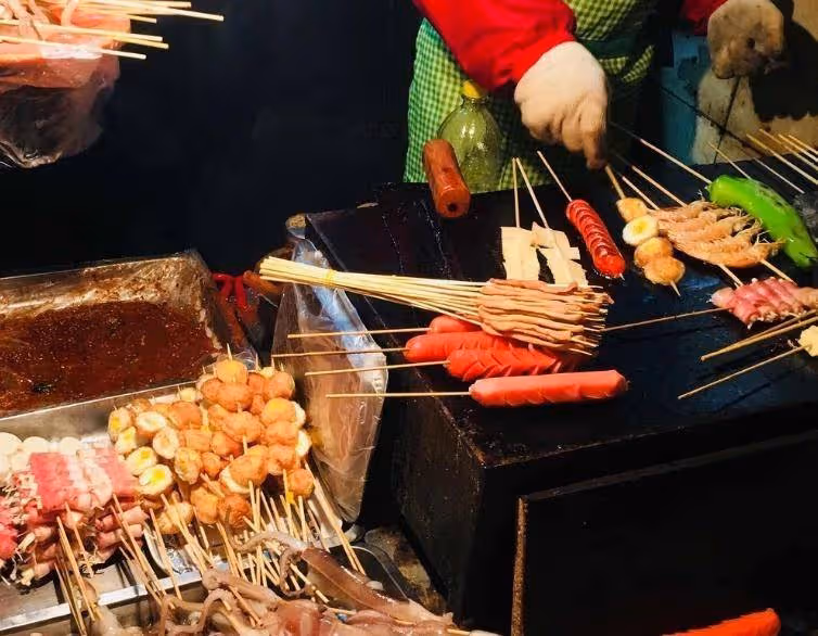 兒媳夜市賣燒烤,婆婆讓小姑子送飯,兒媳:婆婆,吃不起,不用送
