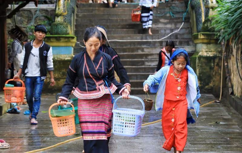 兒媳夜市賣燒烤，婆婆讓小姑子送飯，兒媳：婆婆，吃不起，不用送
