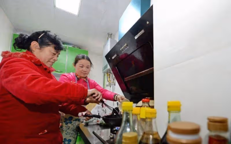 兒媳夜市賣燒烤，婆婆讓小姑子送飯，兒媳：婆婆，吃不起，不用送