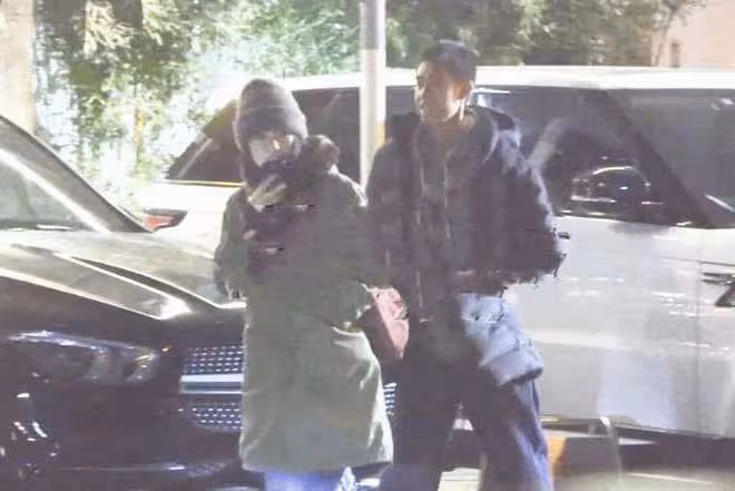 60歲姜文攜全家外出鬍子花白，44歲嬌妻美貌依舊，倆兒子又高又帥
