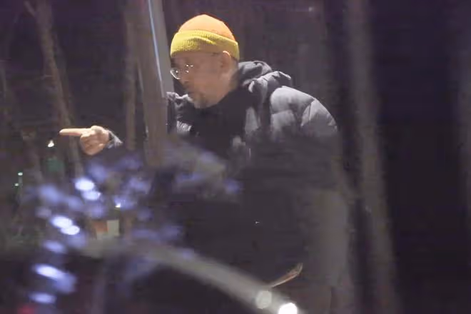 60歲姜文攜全家外出鬍子花白，44歲嬌妻美貌依舊，倆兒子又高又帥