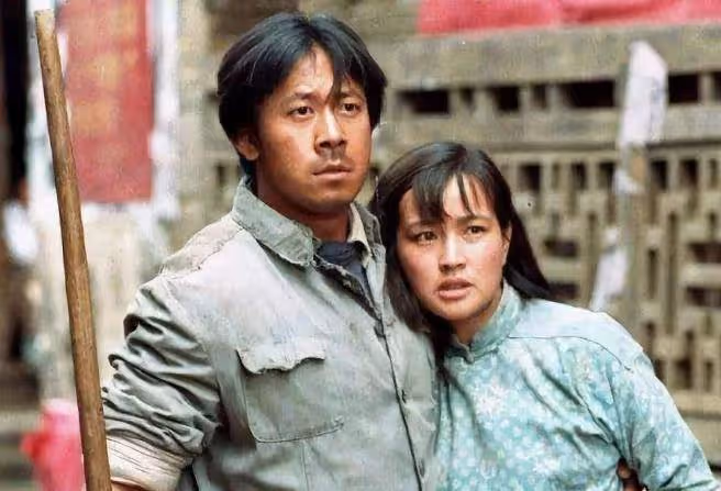 60歲姜文攜全家外出鬍子花白，44歲嬌妻美貌依舊，倆兒子又高又帥