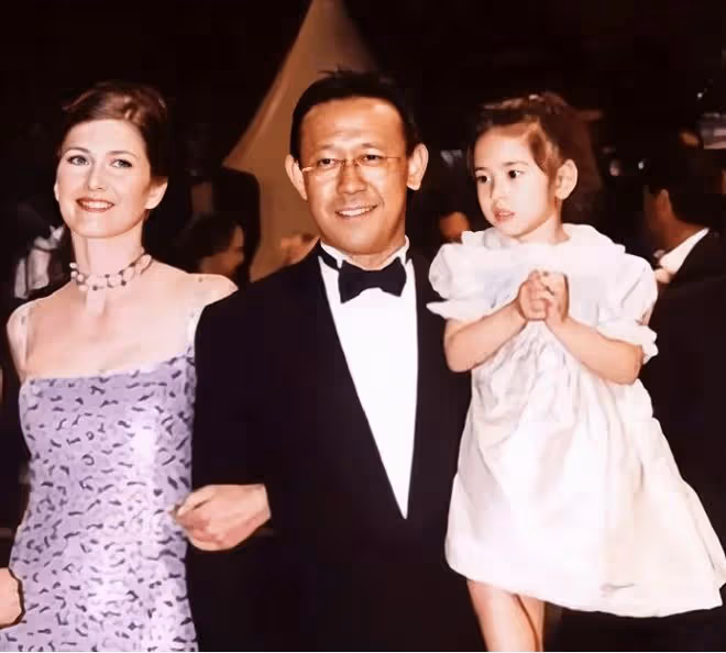 60歲姜文攜全家外出鬍子花白，44歲嬌妻美貌依舊，倆兒子又高又帥