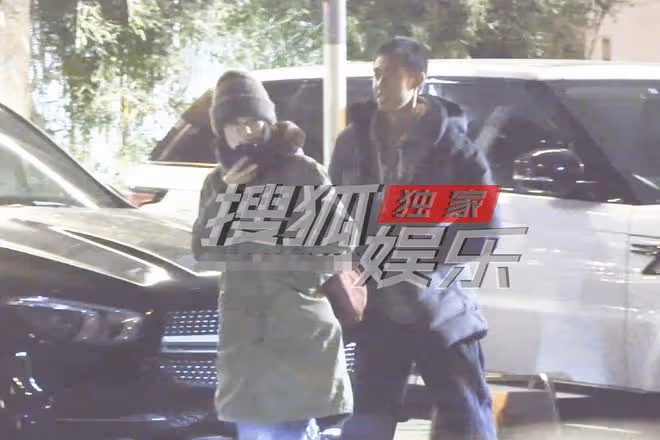 姜文一家四口吃日料！周韻素顏白嫩似少女，倆高顏值兒子身高驚人