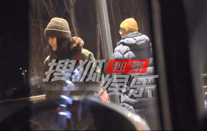 姜文一家四口吃日料！周韻素顏白嫩似少女，倆高顏值兒子身高驚人