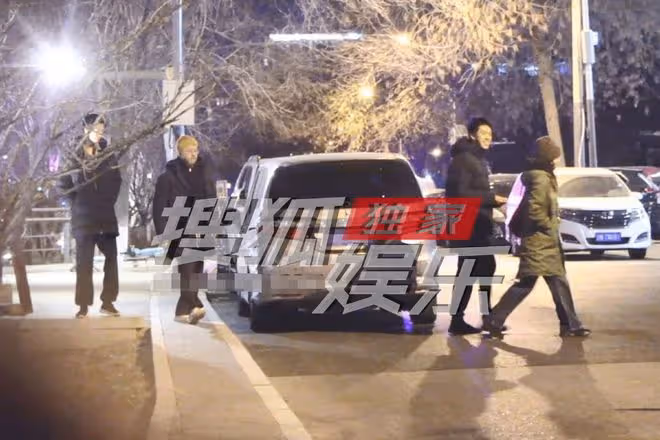 姜文一家四口吃日料！周韻素顏白嫩似少女，倆高顏值兒子身高驚人