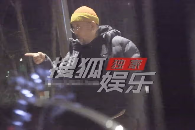 姜文一家四口吃日料！周韻素顏白嫩似少女，倆高顏值兒子身高驚人