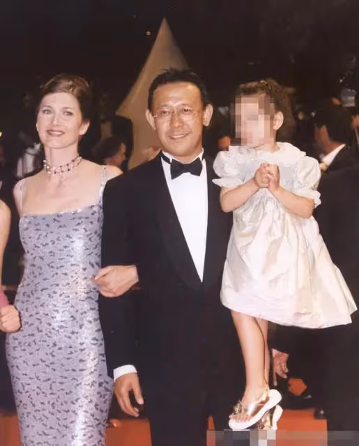 姜文一家四口吃日料！周韻素顏白嫩似少女，倆高顏值兒子身高驚人