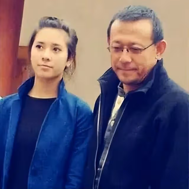 姜文一家四口吃日料！周韻素顏白嫩似少女，倆高顏值兒子身高驚人
