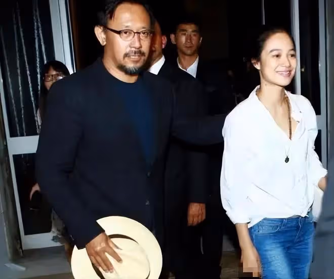 姜文一家四口吃日料！周韻素顏白嫩似少女，倆高顏值兒子身高驚人